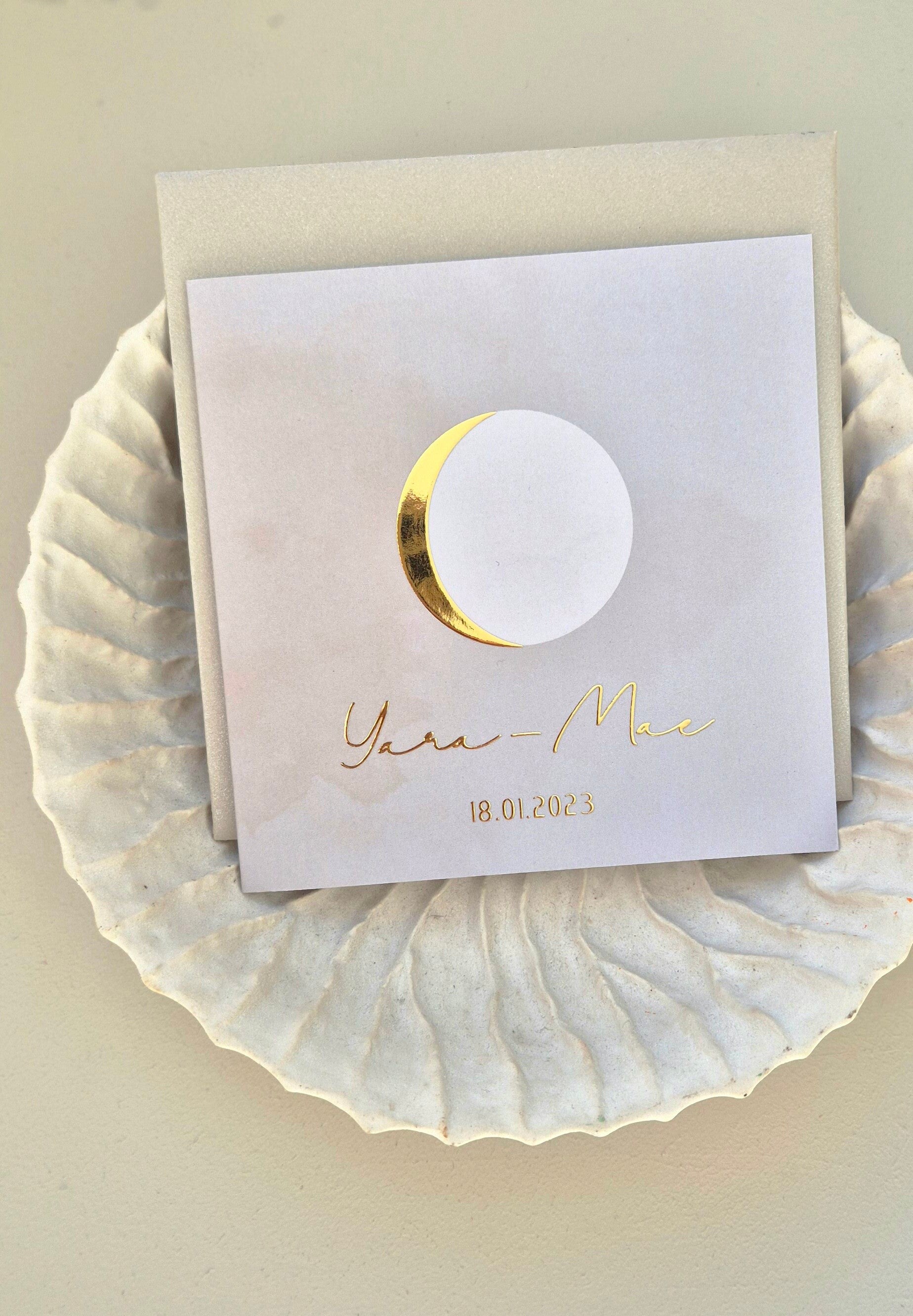 Een mooi unisex gevouwen geboortekaartje met de actuele maanstand van de geboorte van jouw kindje ♡. Een bijzonder en uniek kaartje. De voor- en achterkant van het kaartje heeft een zandkleur met prachtig watercolor effect. Aan de binnenzijde is er ruimte