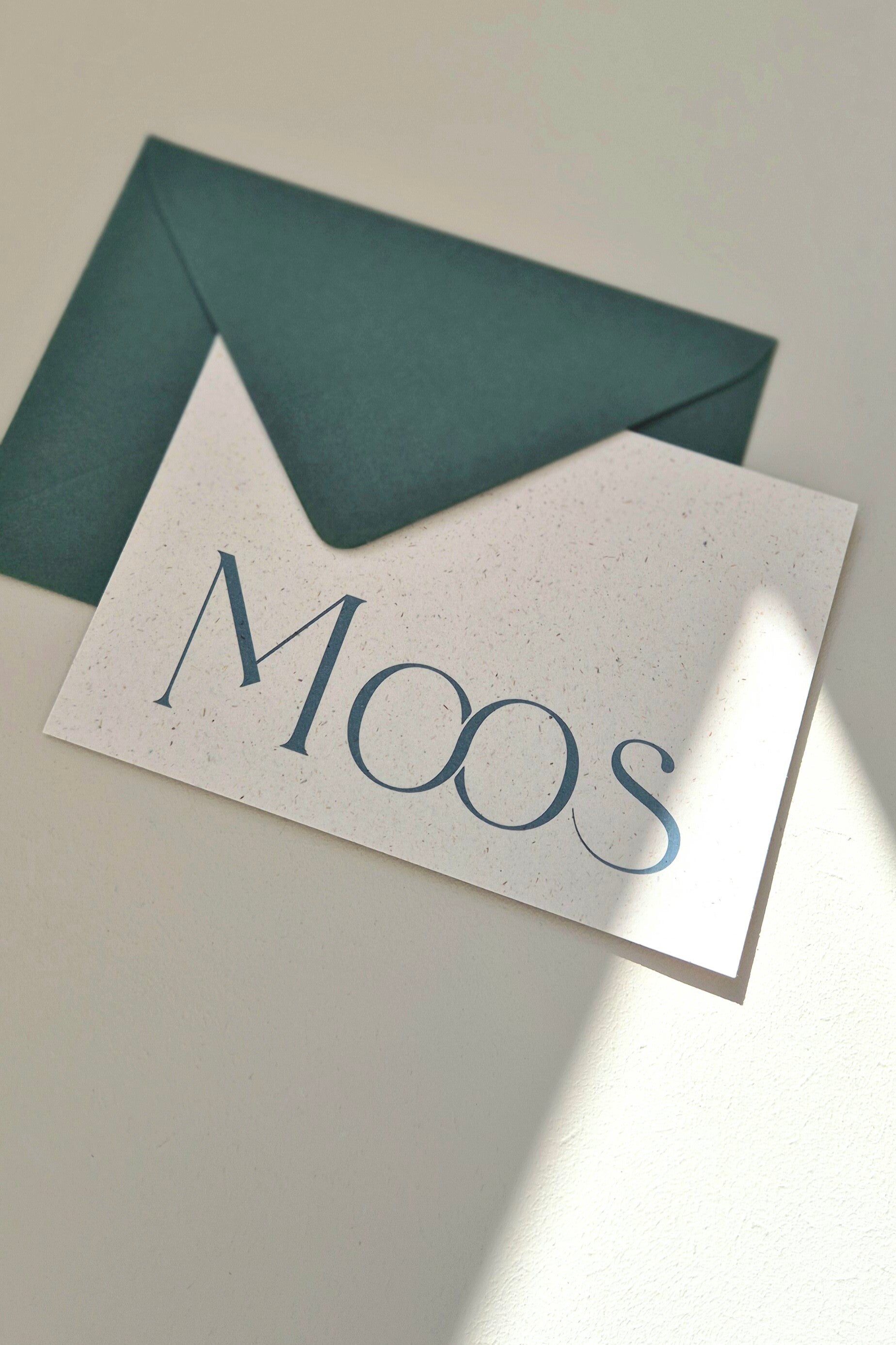 Dit prachtige kaartje weergeeft de maanstand aan van de geboortedatum, hoe bijzonder ♡!  De bijzondere vorm is helemaal dé trend dit jaar. Vind jij dit ook zo gaaf? Het kaartje heeft een licht zandkleurige ondergrond met een donkerbruin lettertype. De maa