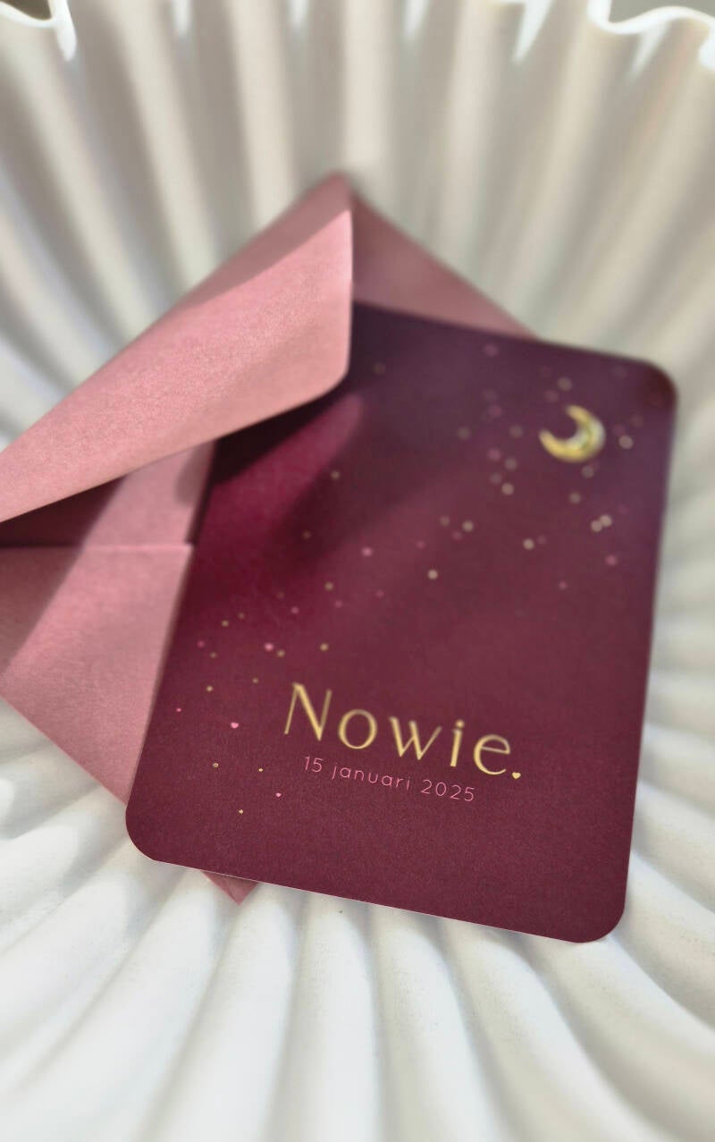 Een prachtig geboortekaartje met het sterrenbeeld van jouw kindje weergegeven in foliedruk. Het kaartje heeft een witte ondergrond met licht beige kader. In dit kader wordt het sterrenbeeld, de naam en de geboortedatum weergegeven in (goud) foliedruk. Sub