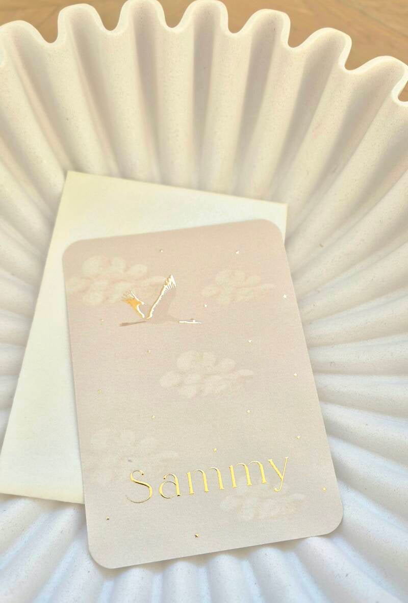 Dit kaartje weergeeft de maanstand weer van de geboortedatum van jouw kindje, zo bijzonder ♡!  De bergen en maan hebben een zacht roze kleur en voor dit kaartje hebben wij voor goud foliedruk gekozen. Zowel de kleur van het kaartje, de kleur van de folied