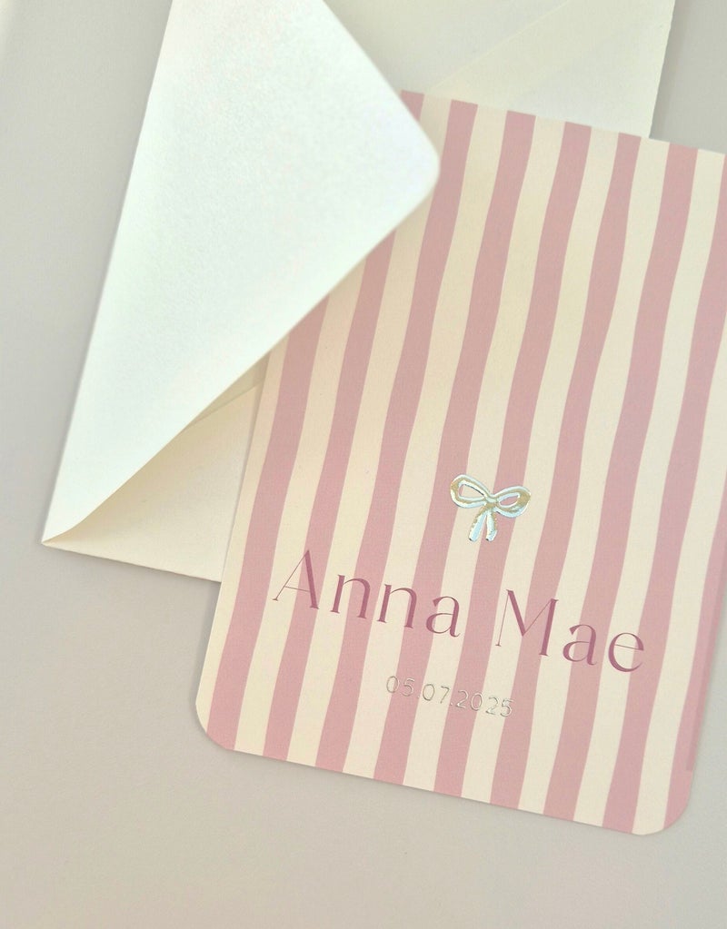 Dit prachtige kaartje weergeeft de maanstand aan van de geboortedatum, hoe bijzonder ♡!  De bijzondere vorm is helemaal dé trend dit jaar. Vind jij dit ook zo gaaf? Het kaartje heeft een licht zandkleurige ondergrond met een donkerbruin lettertype. De maa