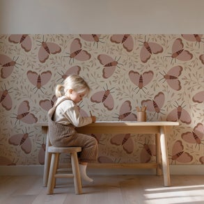 blond-meisje-bureau-behang-moth-terra-standard-2jsyk3.jpg