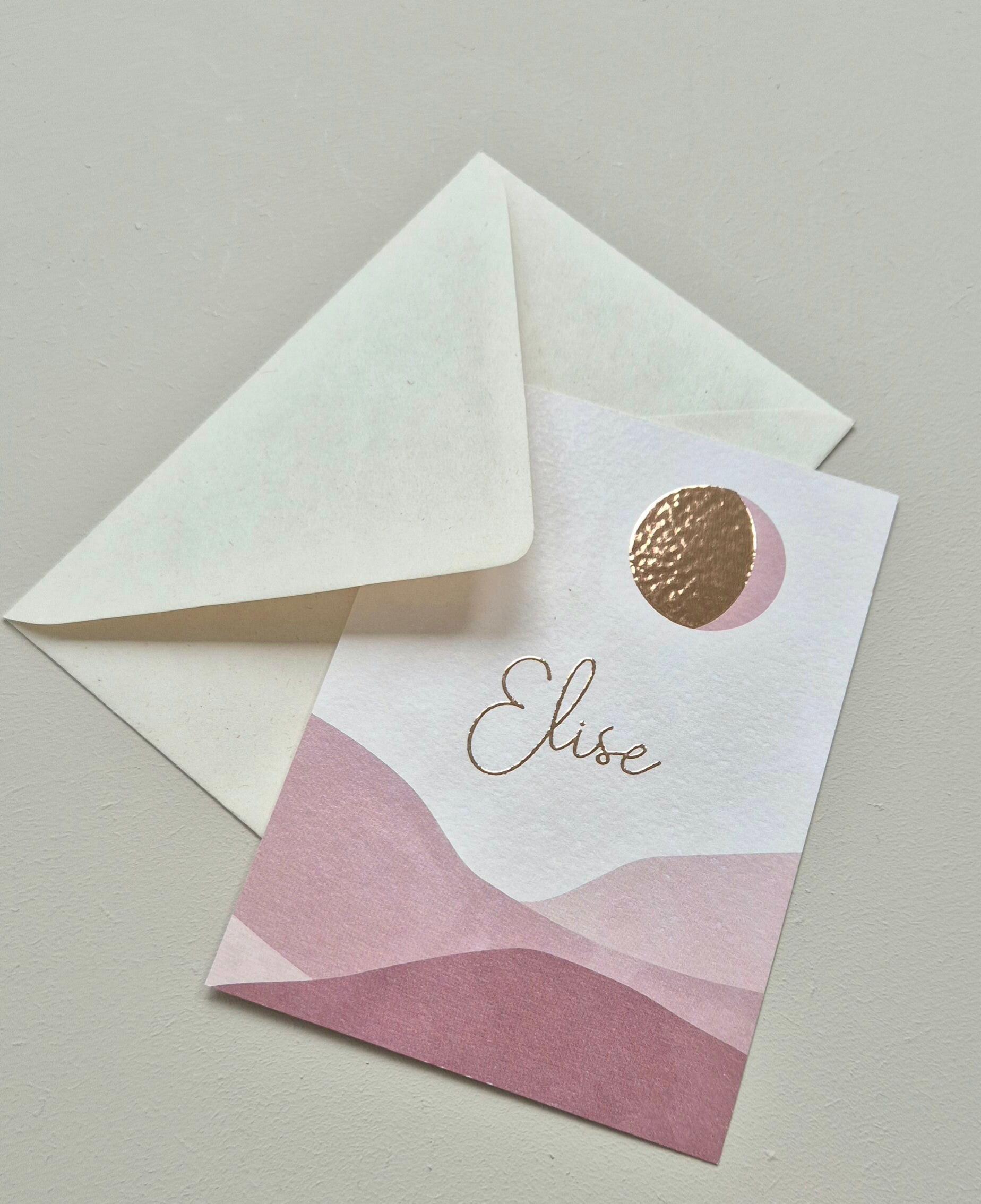 Dit prachtige kaartje heeft een zacht beige ondergrond met subtiele wolken. Op de voorzijde is er ruimte voor de naam, geboortedatum, een prachtige zon en vogeltjes. Deze worden weergeven in (goud) foliedruk. Zowel de kleur van het kaartje, de kleur van d