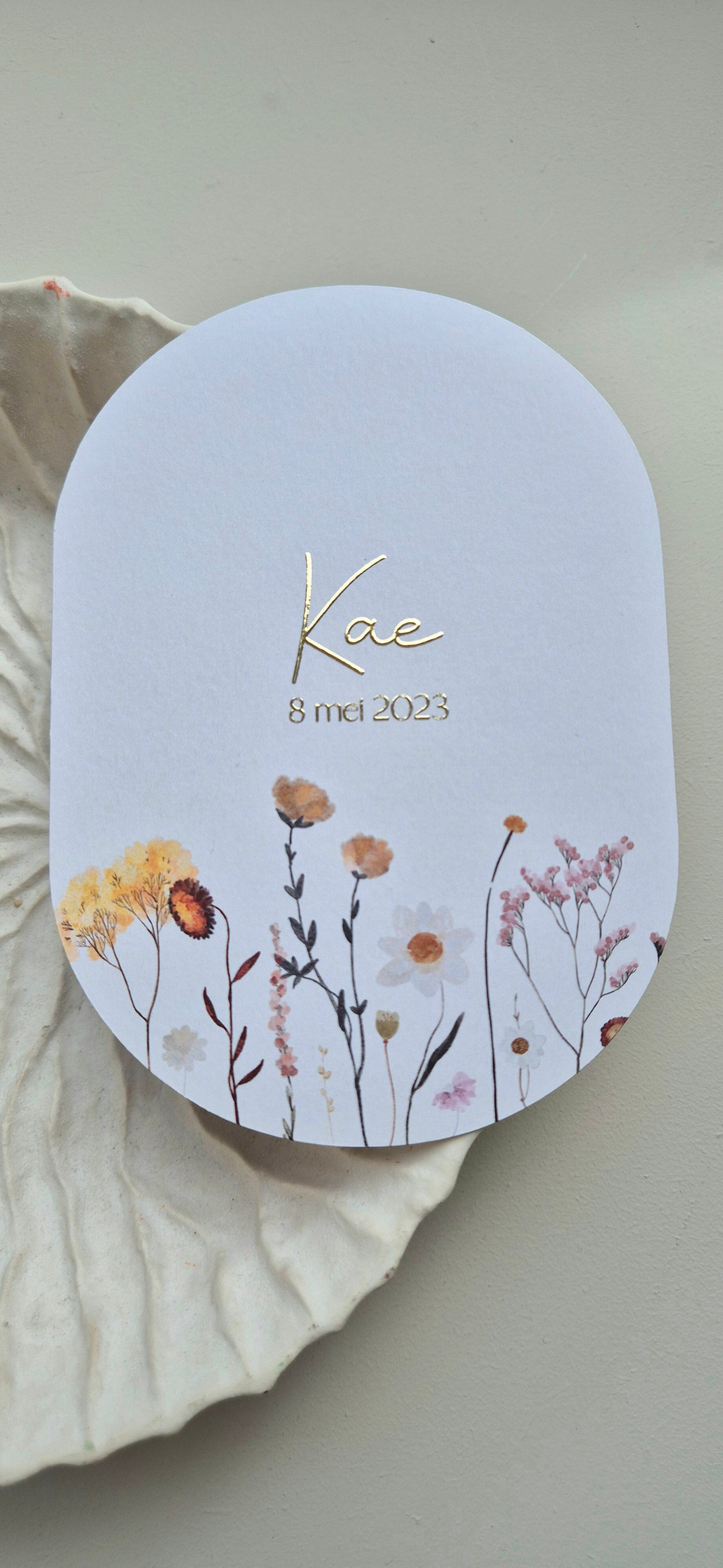 Een prachtig kaartje in lichte kleur voorzien van goud foliedruk en wilde bloemen, één persoonlijk favoriet ♡. De bijzondere vorm is dé trend van dit jaar.  Zowel de kleur van het kaartje, de foliedruk, de vorm en de tekst is aan te passen naar wens. Geef