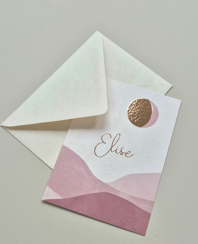 Dit prachtige kaartje heeft een zacht beige ondergrond met subtiele wolken. Op de voorzijde is er ruimte voor de naam, geboortedatum, een prachtige zon en vogeltjes. Deze worden weergeven in (goud) foliedruk. Zowel de kleur van het kaartje, de kleur van d