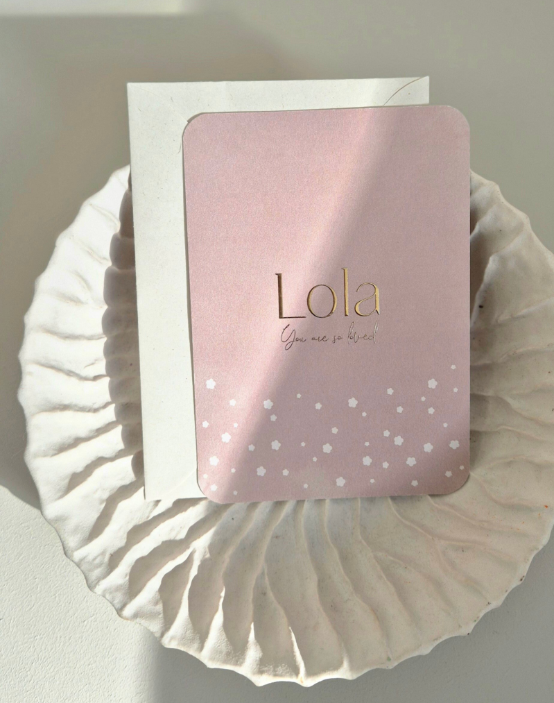 Een prachtig kaartje in roze kleur voorzien van goud foliedruk en lichte abstracte bloemetjes. Veel meer heeft hij niet nodig. De bijzondere vorm is dé trend van 2022.  Zowel de kleur van het kaartje en de tekst is aan te passen naar wens. Geef dit aan in