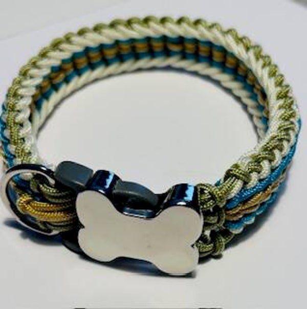 Stockmodel halsband met klikgesp in botjesvorm