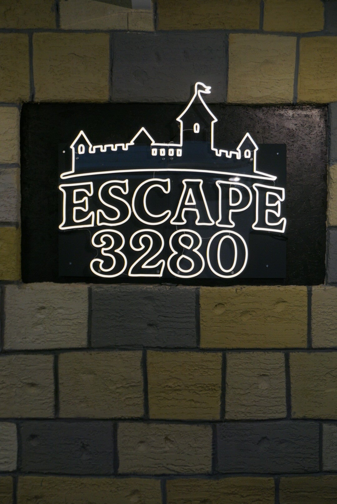 Gruppe löst Rätsel im Escape Room Murten bei Escape 3280