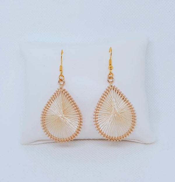 Boucles d'oreilles tissées en macramé  ivoire et acier inoxydable