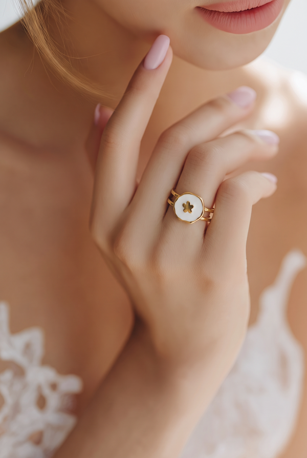 Bague nacrée et fleur dorée en acier inoxydable