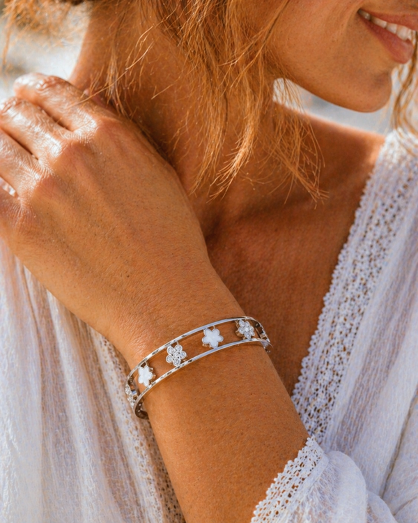 Bracelet jonc argenté fleurs nacre et strass