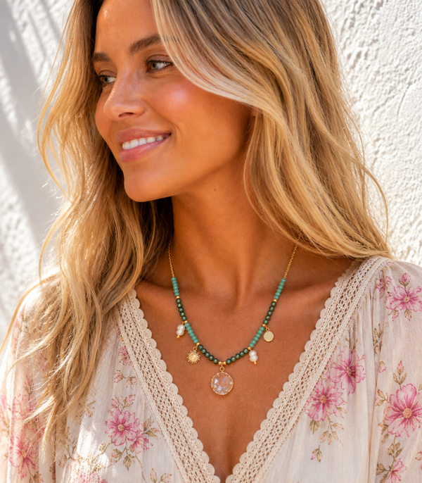 Collier turquoise africaine perles d'eau douce cristal breloques dorées