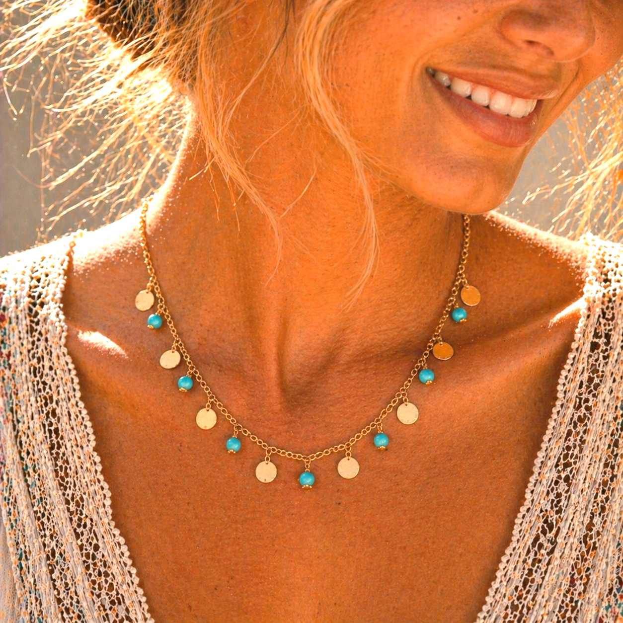 Collier bohème acier inoxydable turquoise médaillons ronds dorés