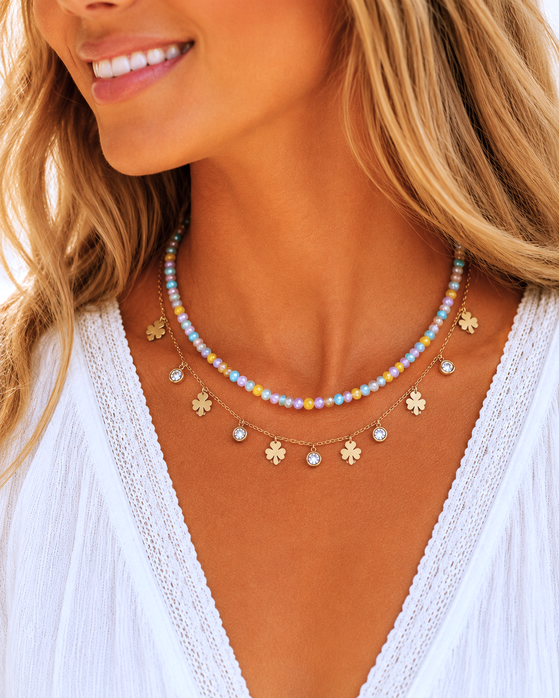 Duo colliers perles multicolores et trèfles dorés strass