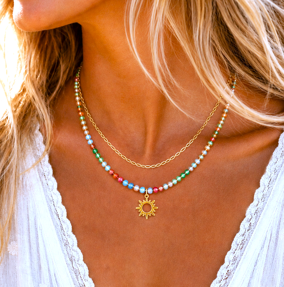 Duo colliers perles multicolores médaillon soleil chaîne dorée
