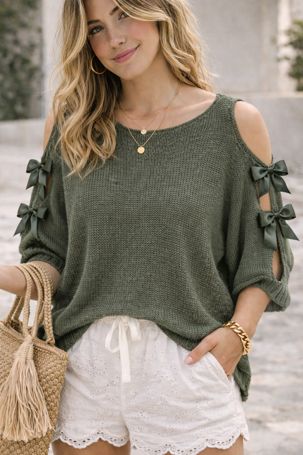 Pull kaki col bateau épaules dénudées découpes sur les manches noeuds satins