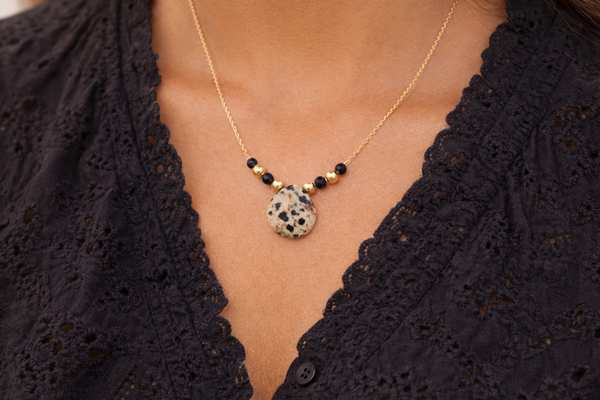 Collier Chaîne fine pendentif jaspe dalmatien perles noires acier inoxydable doré