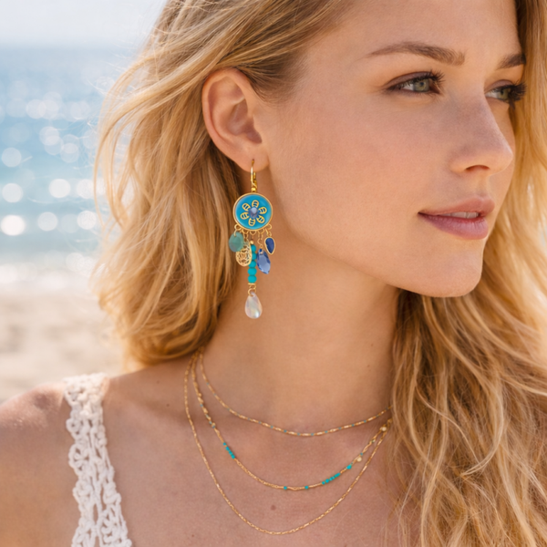 Boucles d'oreilles bohème chic bleues et dorées en émail, verre et nacre