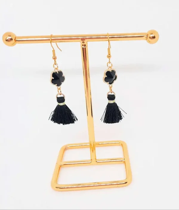 Boucle d'oreilles bohème noires et dorées, trèfle en verre et pompon - acier inoxydable