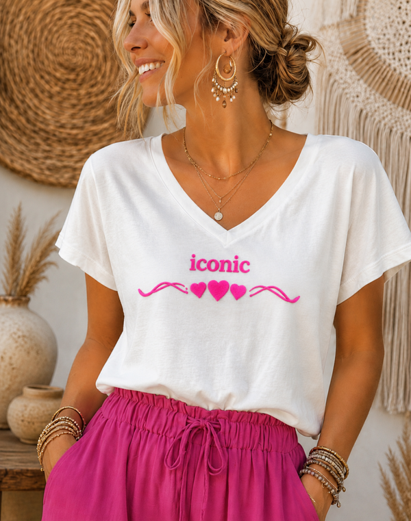T-shirt blanc col V imprimé "ICONIC" avec coeur rose fluo