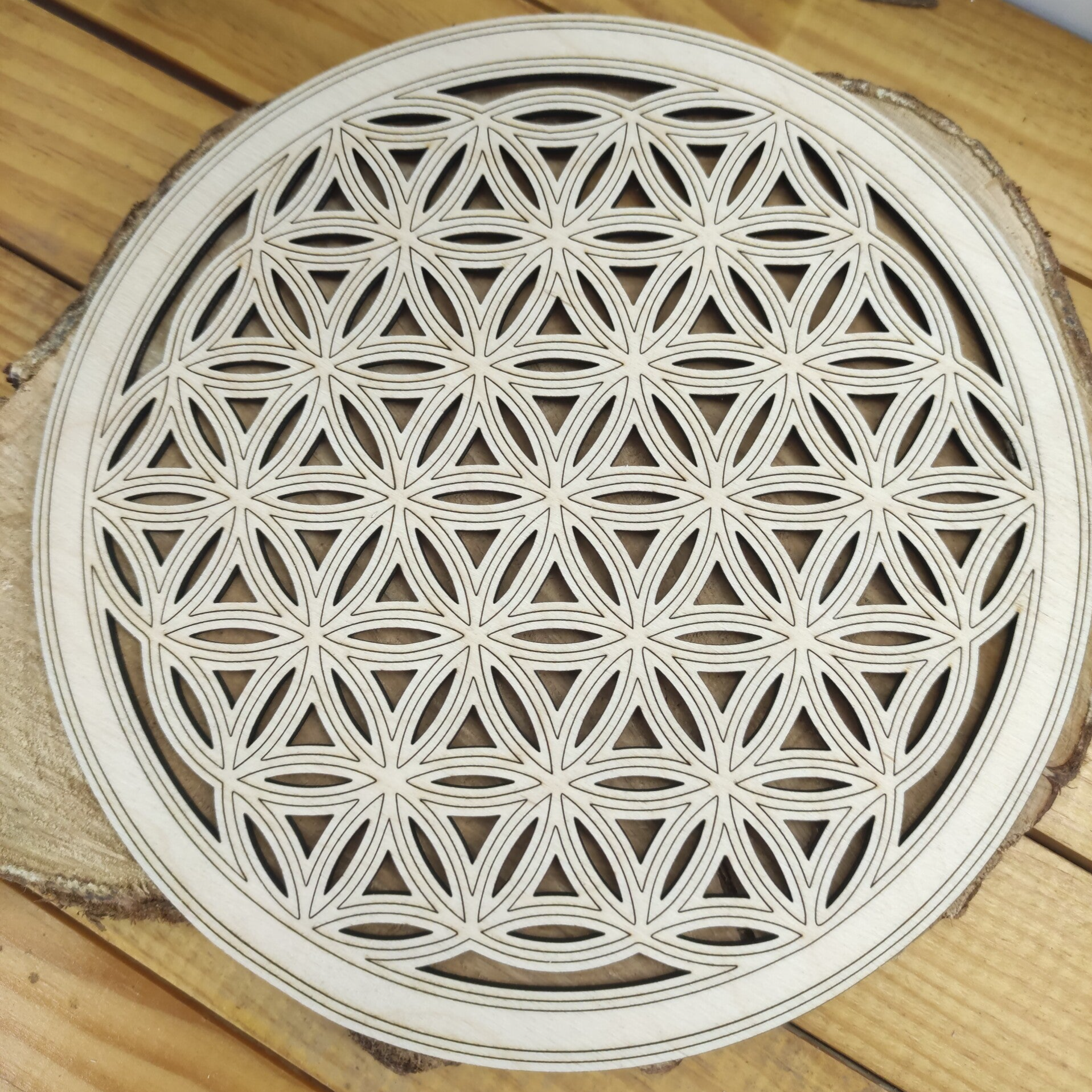 Disque bois sculpté fleur de vie 20 cm