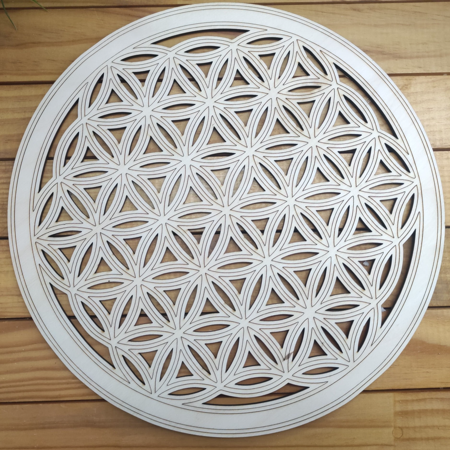 Disque bois sculpté fleur de vie 29 cm