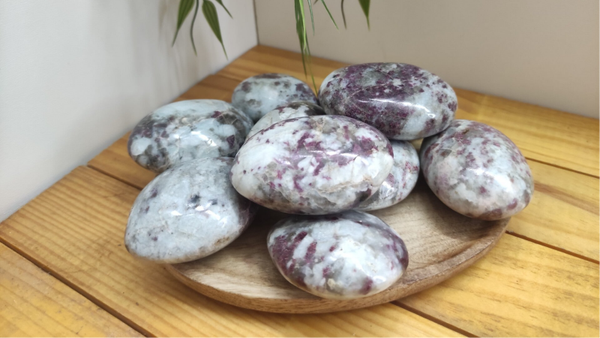 Galet Tourmaline Rose sur Quartz