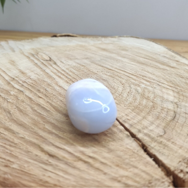 Pierre roulée calcédoine bleue sur gangue modèle 3