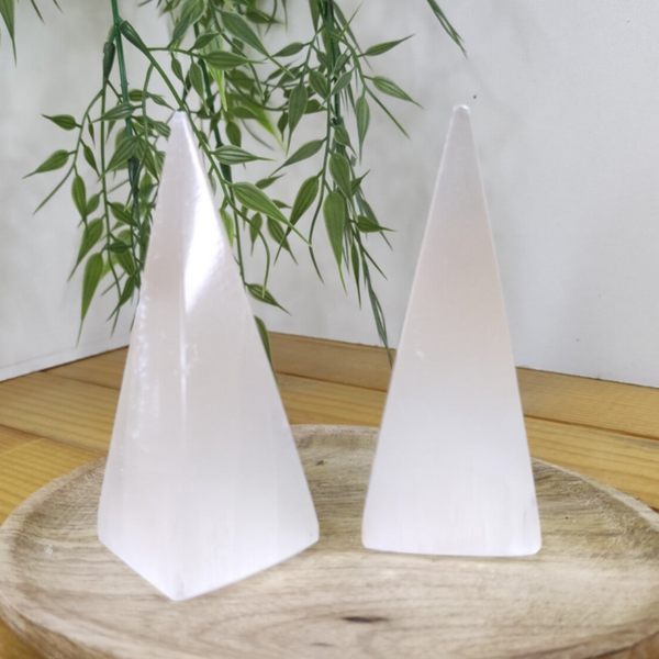 Pyramide en sélénite