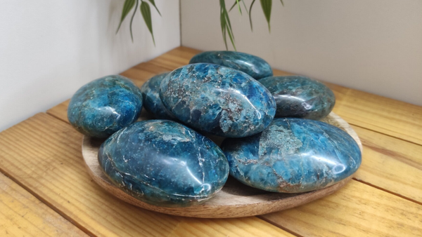 Galet Apatite bleue T.2