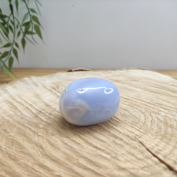 Pierre roulée calcédoine bleue sur gangue modèle 2