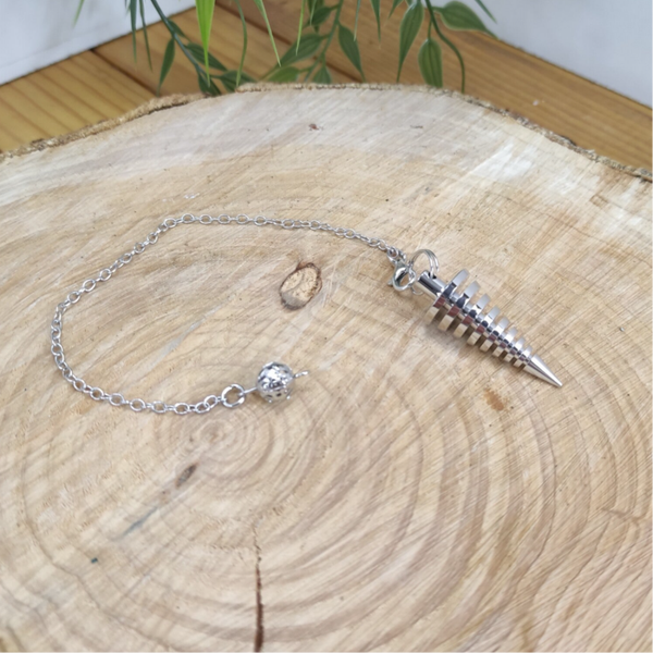 Pendule métal argenté cône strié