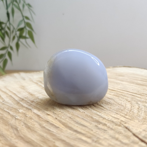 Pierre roulée calcédoine bleue sur gangue modèle 1