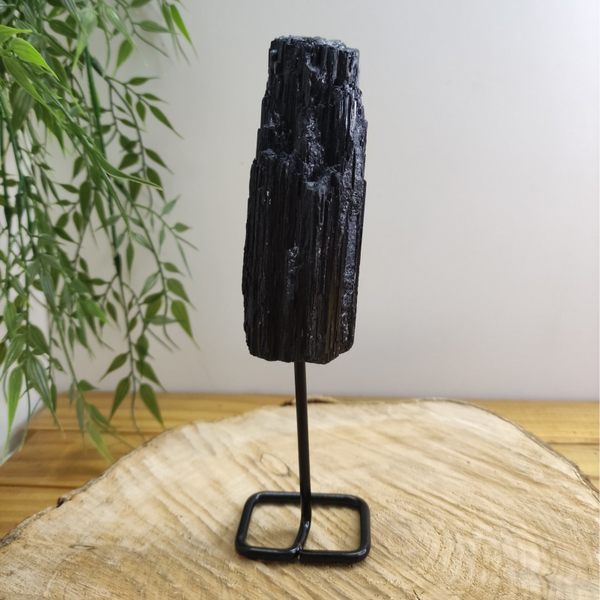 Tourmaline noire sur socle