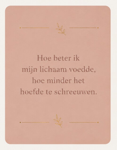 Inspirerende quote over voeding, herstel en luisteren naar lichamelijke signalen in zachte roze tinten