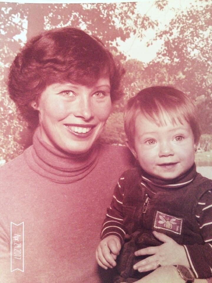 Foto van mij als kind met mijn moeder, een herinnering aan liefde, gemis en het verlangen naar haar aanwezigheid