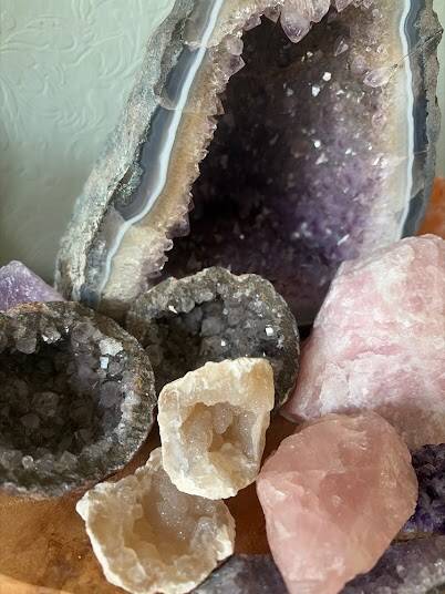 Amethist geode gecombineerd met rozenkwarts en andere mineralen. Natuurlijke edelstenen die zorgen voor een harmonieuze en serene uitstraling.