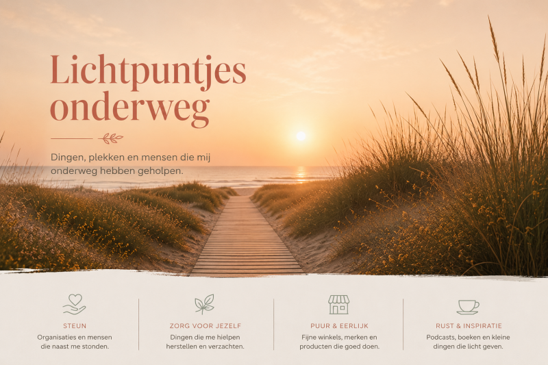 Strandpad naar zee bij zonsondergang als symbool voor hoop, rust en lichtpuntjes onderweg tijdens herstel.