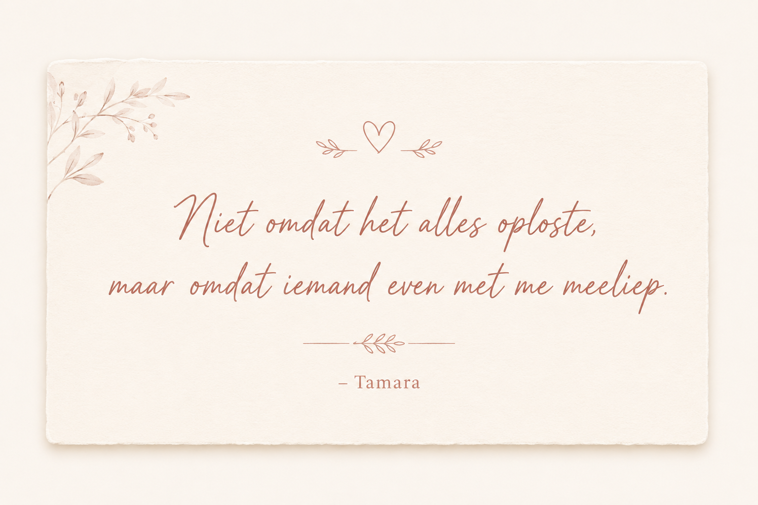Inspirerend quote-kaartje over steun en herstel tijdens borstkankertraject in warme editorial stijl – “Niet omdat het alles oploste, maar omdat iemand even met me meeliep.” – Tamara