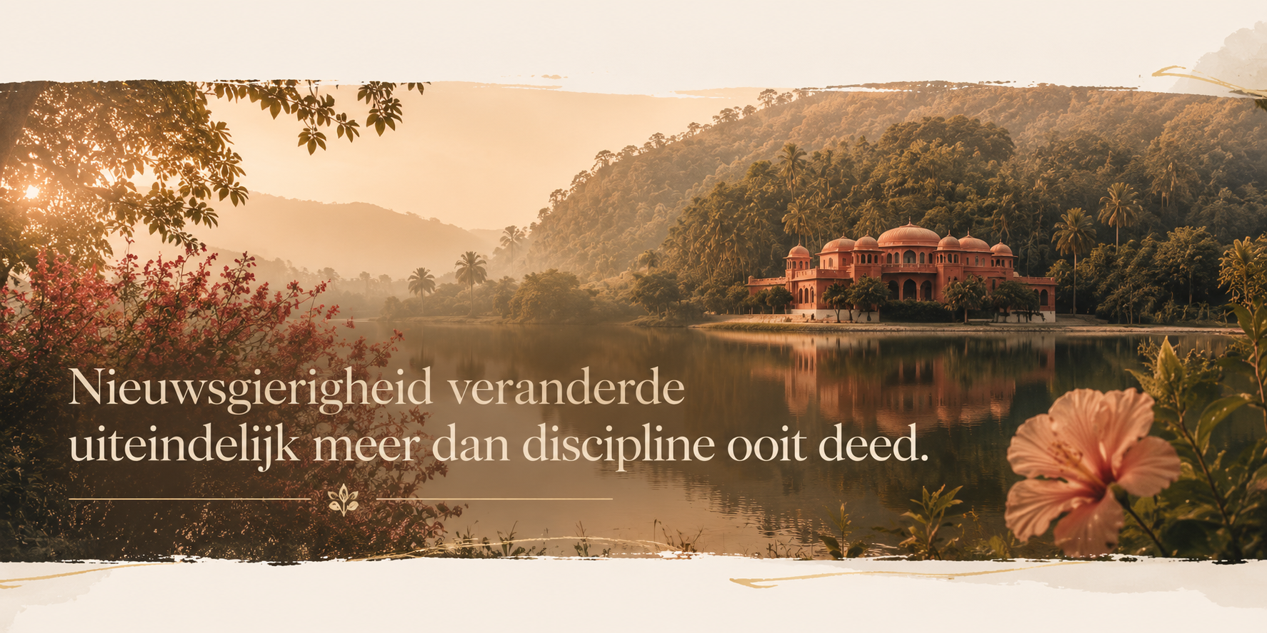 Panoramafoto van een meer in India met een paleis aan het water en de quote: “Nieuwsgierigheid veranderde uiteindelijk meer dan discipline ooit deed.