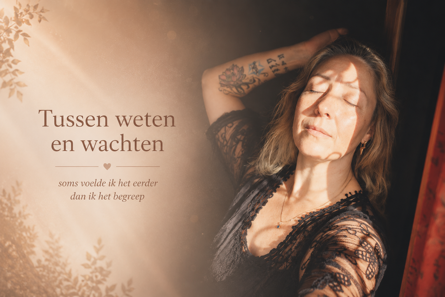 Vrouw in warm ochtendlicht als symbool voor rust, intuïtie en persoonlijke groei