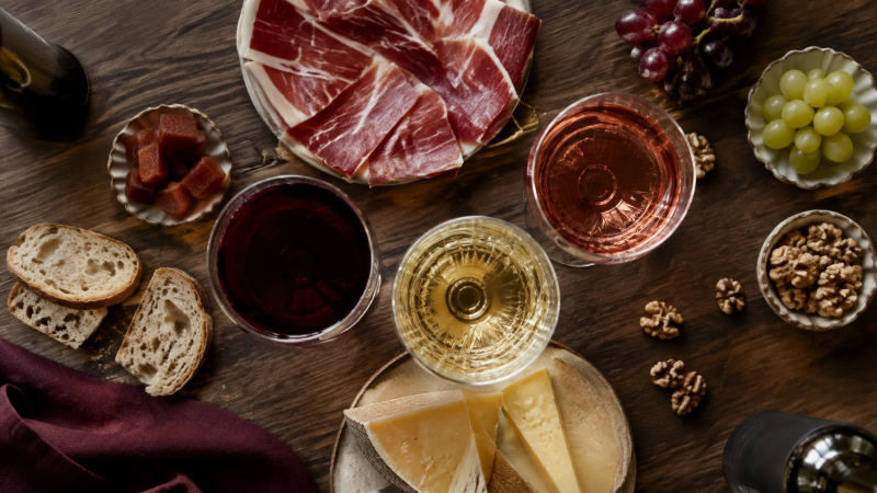 Maridaje de vinos tinto, blanco y rosado con jamón ibérico, quesos, pan, uvas, membrillo y nueces.