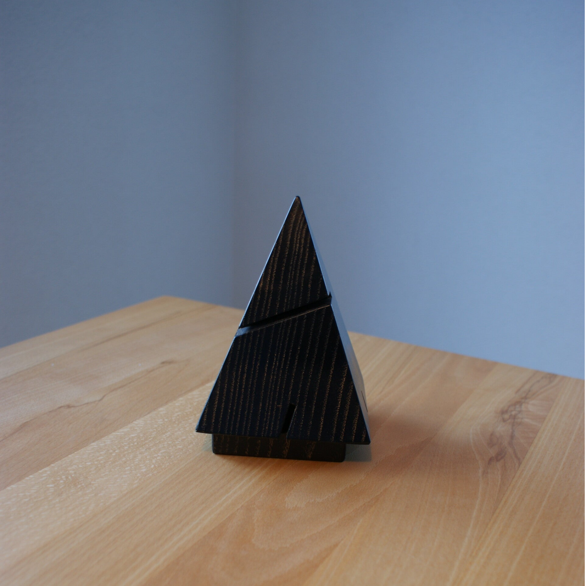 Räucherpyramide aus Eschenholz