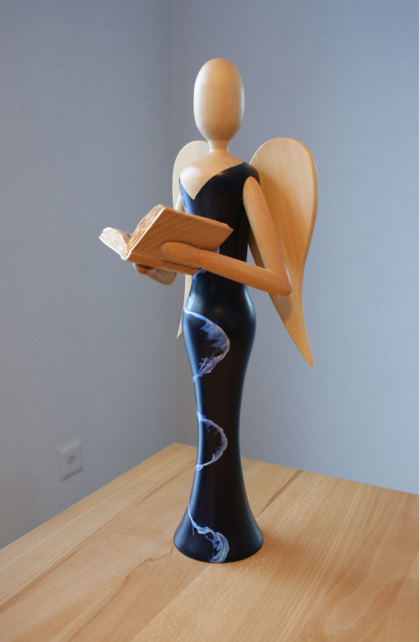 Grosser Engel mit Buch