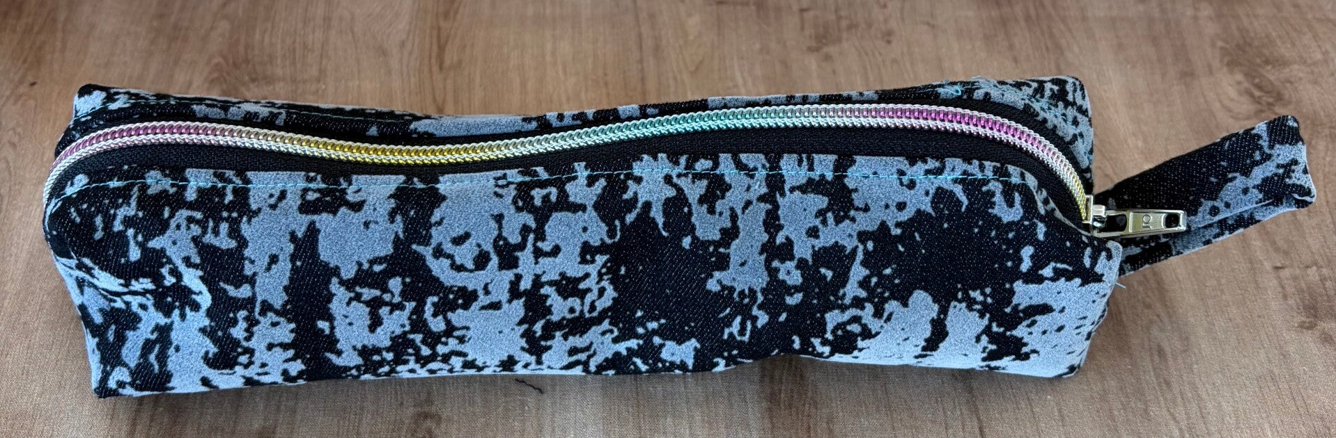 Etui mit buntem Reissverschluss, genäht