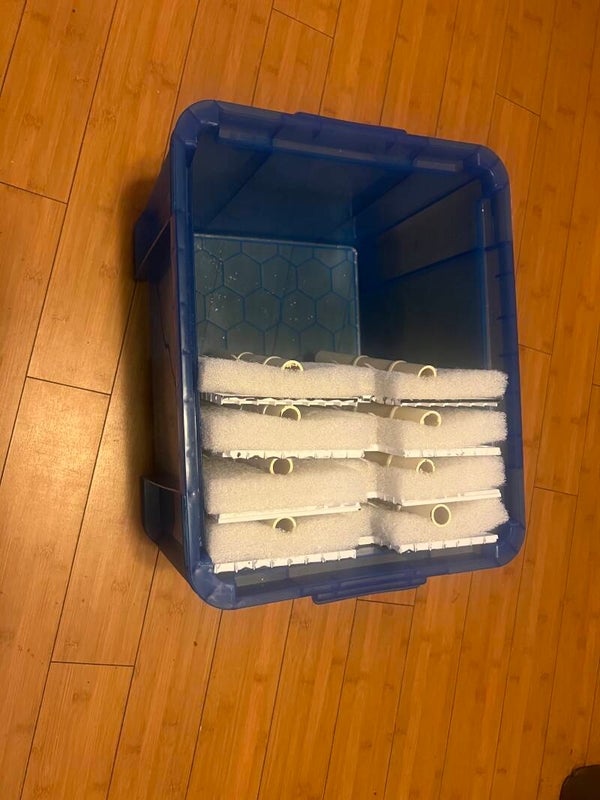 MEDIUM TOP NOTCH FILTER WITH SIX FILTER ELEMENTS.