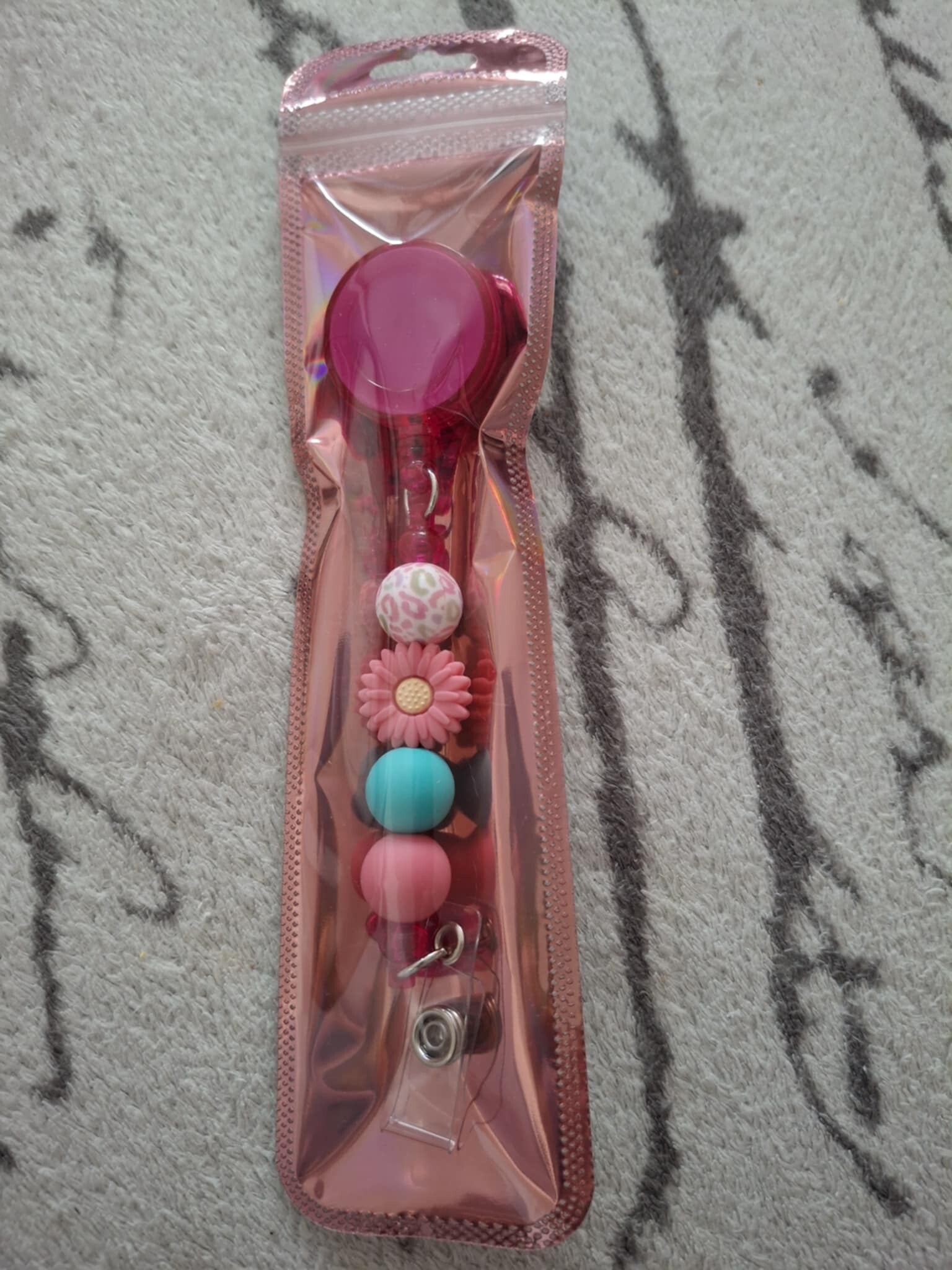 Badge met roze bloem