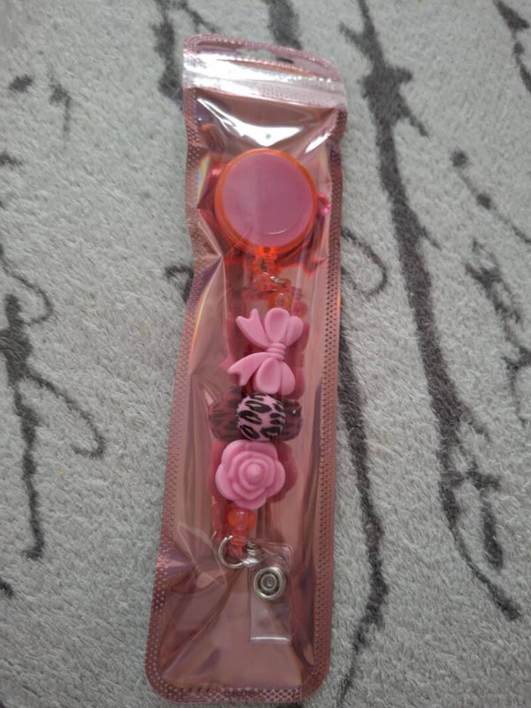 Badge met roze strik en bloem