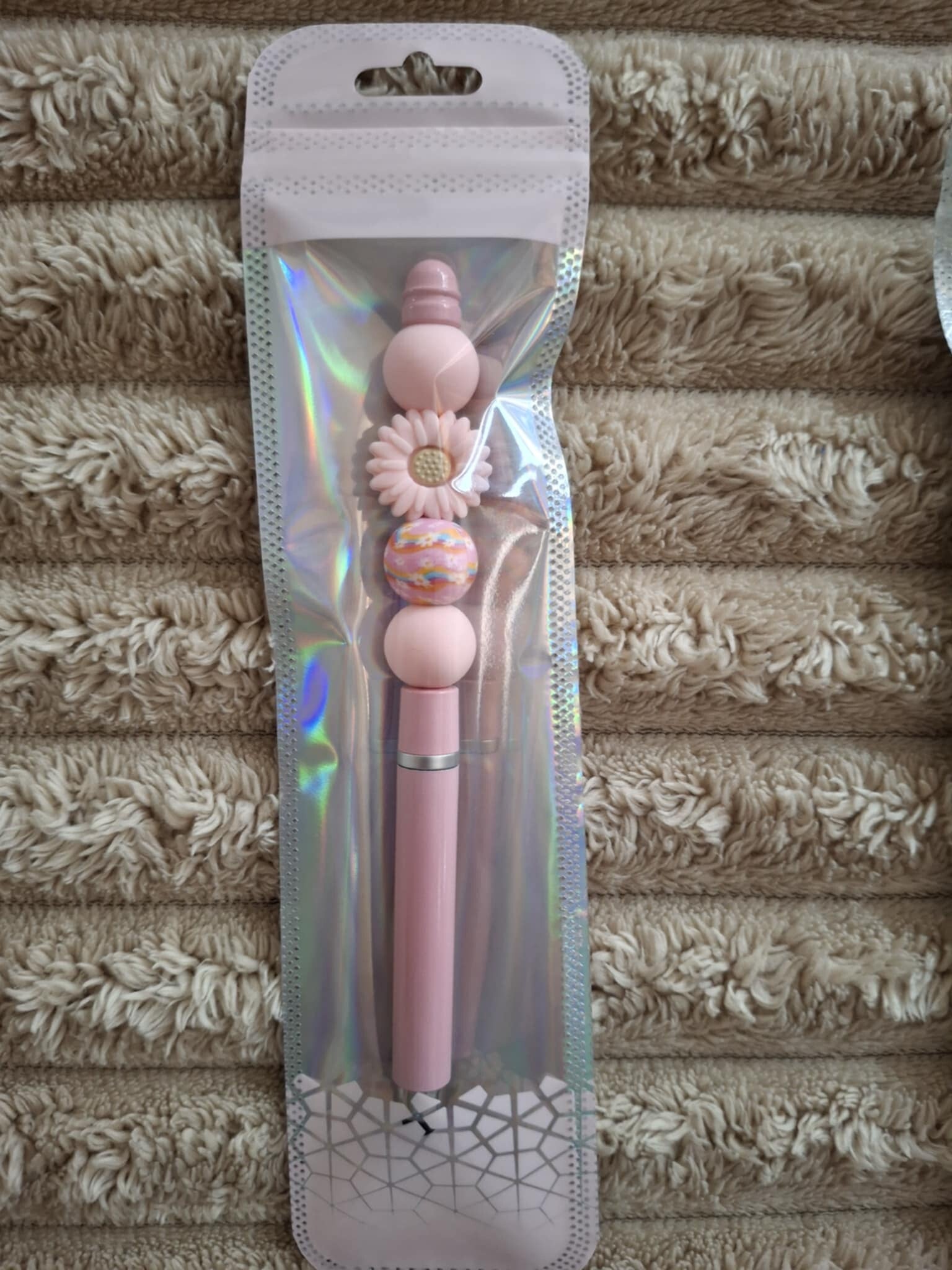 Type pen met roze bloem