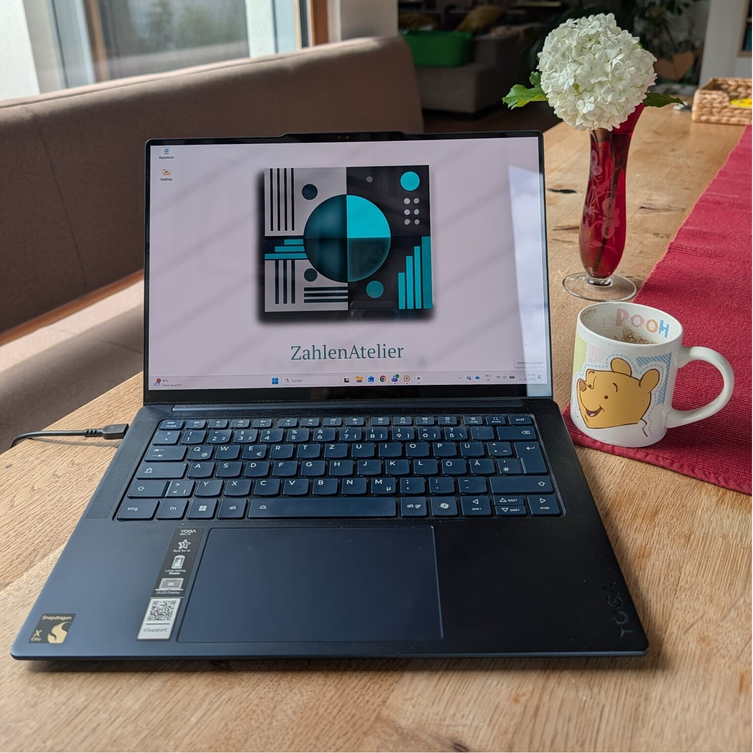 ZahlenAtelier Laptop mit Winnie-Pooh-Tasse